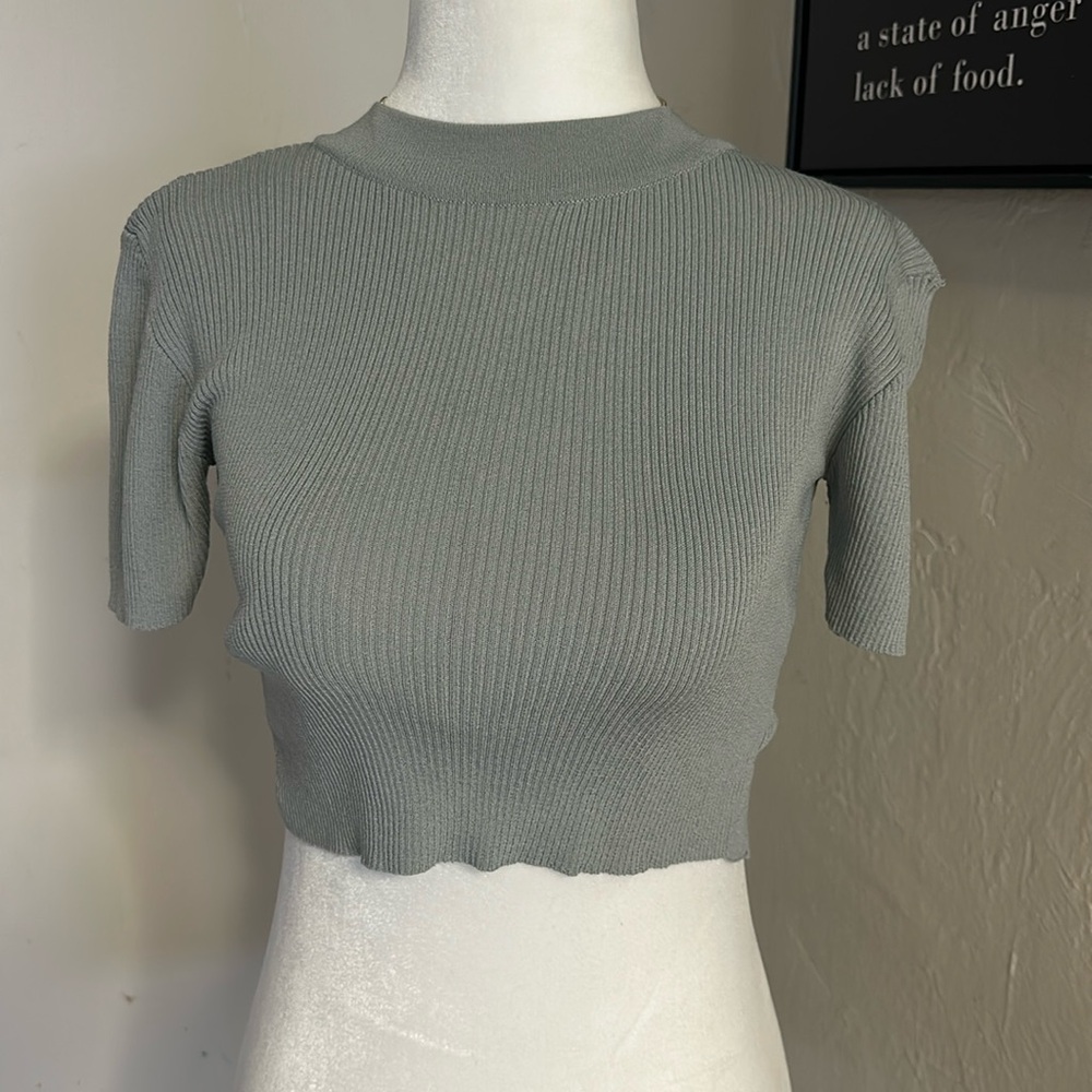 Bluegray croptop/Zara.Great condition.Perfect for pairing with highwaisted jean!